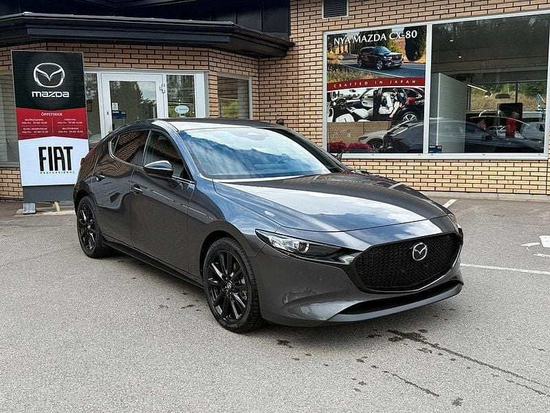 Machine grey metallic Ny 2024 Mazda 3 Nagisa Halvkombi | 339 500 kr (Marknadspris) - Bild 1/4