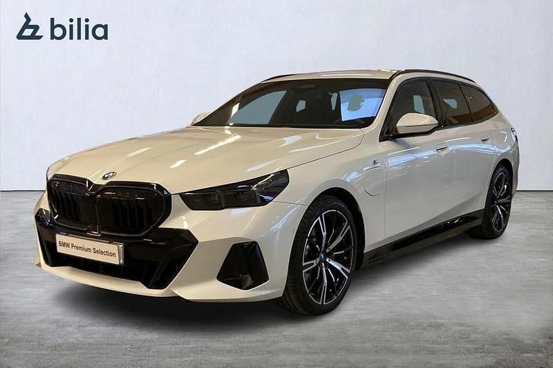 Vit Begagnad 2025 BMW 530 M Sport Kombi | 679 000 kr - Bild 1/4