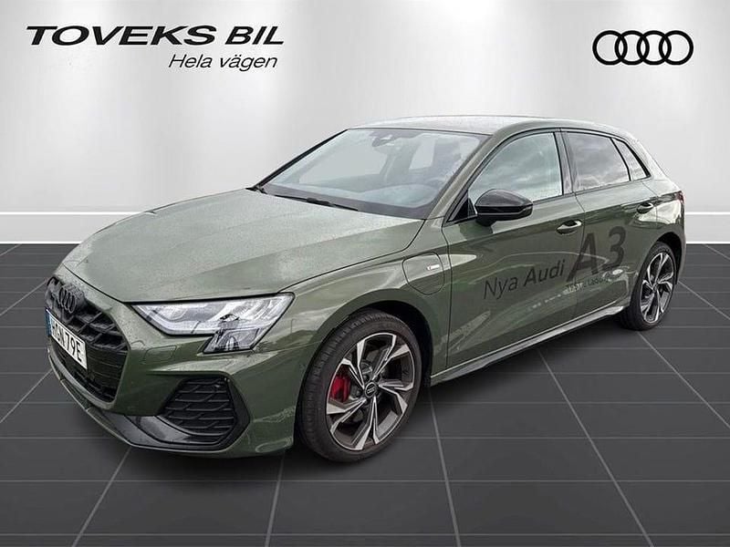 Begagnad Audi A3 S-Line 272 HK (200 kW) 2025 Distriktgrön metallic