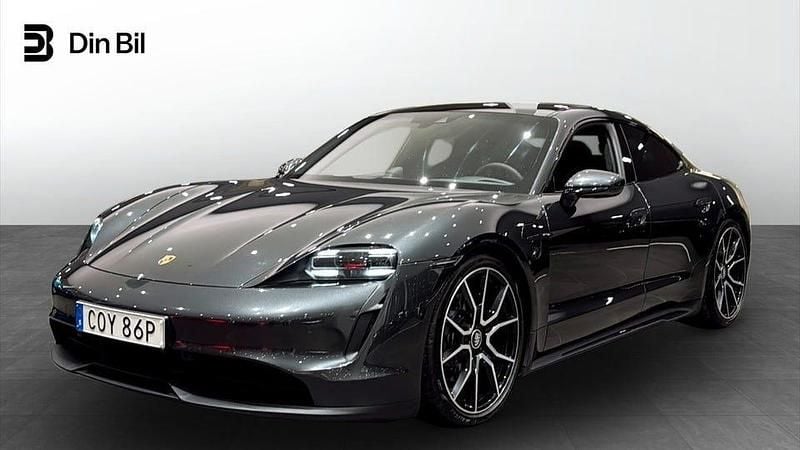 Volcano grey metallic Begagnad 2024 Porsche Taycan Sport Sportkupé | 669 000 kr (Superpris) - Bild 1/4