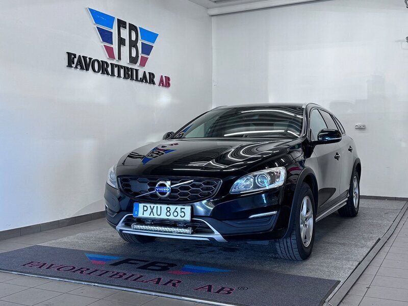 Svart Begagnad 2017 Volvo V60 CC Summum Kombi | 193 000 kr (Marknadspris) - Bild 1/4