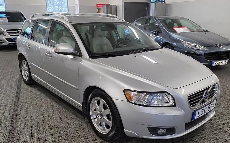 Begagnad Volvo V50 Momentum 116 HK (85 kW) 2011 Grå metallic Kombi