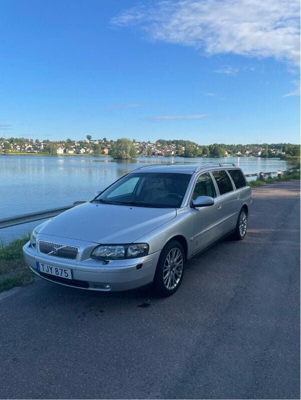 Grå Begagnad 2002 Volvo V70 Kombi | 34 000 kr (Marknadspris) - Bild 1/4