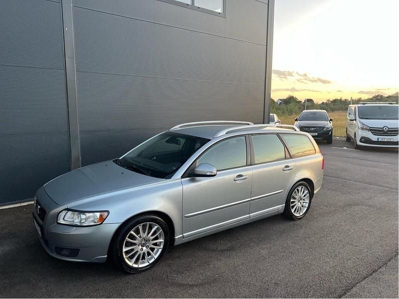 Silver Begagnad 2010 Volvo V50 Summum Kombi | 39 900 kr (Marknadspris) - Bild 1/4