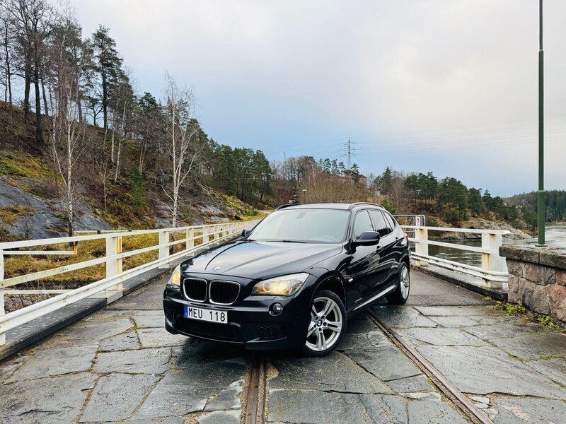 Svart Begagnad 2012 BMW X1 M Sport SUV | 109 900 kr (Marknadspris) - Bild 1/4