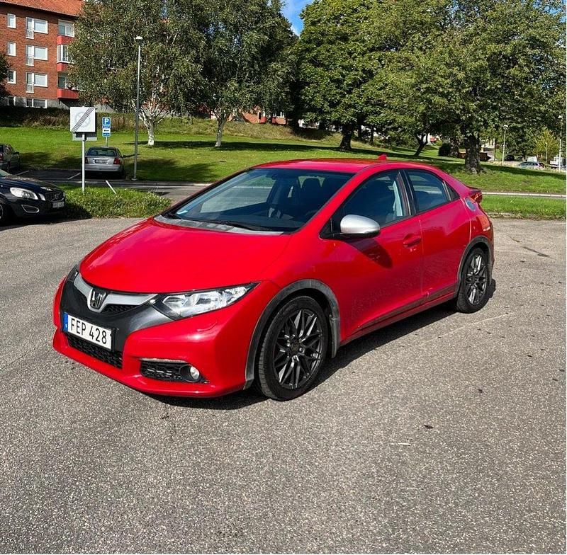 Röd Begagnad 2012 Honda Civic Sport Halvkombi | 54 900 kr (Marknadspris) - Bild 1/4
