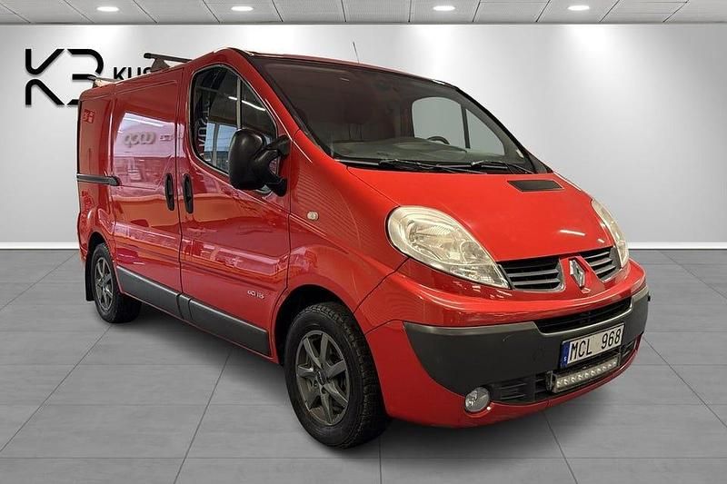 Röd Begagnad 2012 Renault Trafic Minibuss | 79 900 kr (Marknadspris) - Bild 1/4