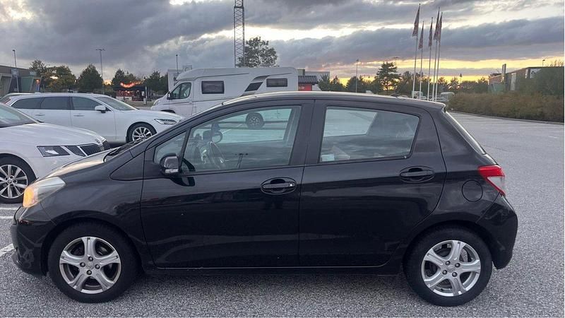 Svart Begagnad 2013 Toyota Yaris Halvkombi | 74 800 kr (Bra pris) - Bild 1/4