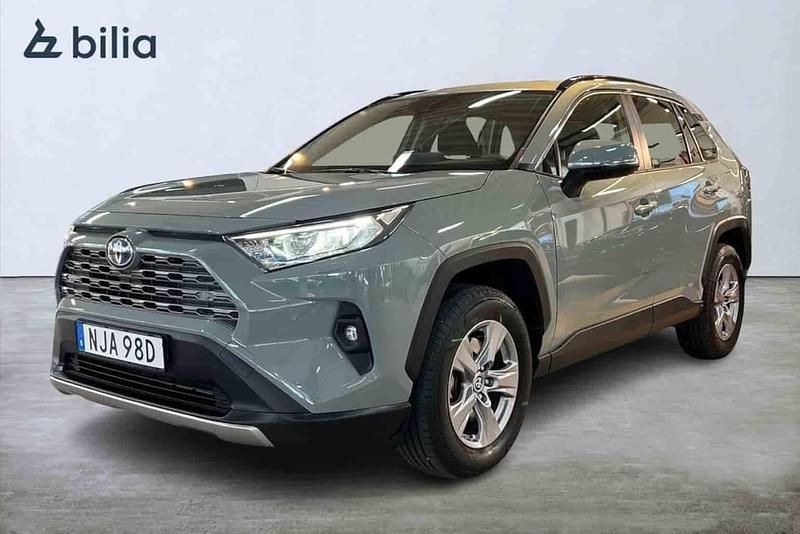 Grön Begagnad 2025 Toyota RAV4 Hybrid SUV | 439 900 kr - Bild 1/1