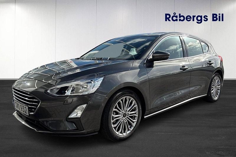 Grå Begagnad 2018 Ford Focus Titanium Halvkombi | 164 000 kr (Lite dyr) - Bild 1/4
