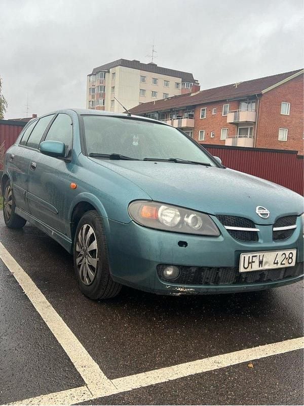 Blå Begagnad 2003 Nissan Almera SE Halvkombi | 9 500 kr (Superpris) - Bild 1/4