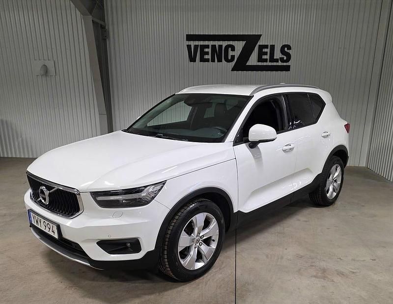 Vit Begagnad 2018 Volvo XC40 Momentum SUV | 209 000 kr (Marknadspris) - Bild 1/4