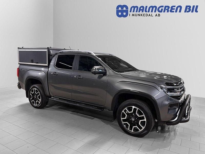 Grå (gråmetallic) Begagnad 2023 VW Amarok Edition Pickup | 748 750 kr - Bild 1/4