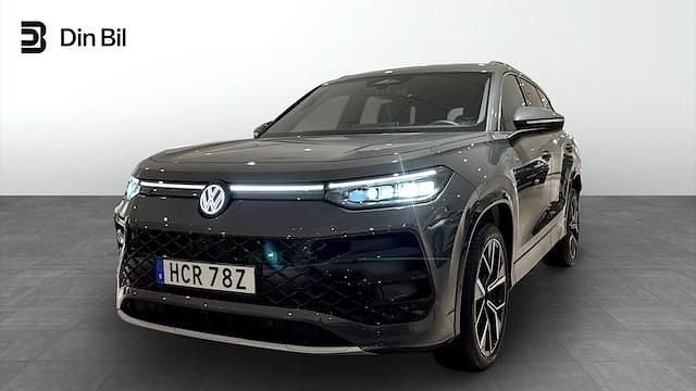 Grå Begagnad 2025 VW Tayron R-line Edition SUV | 579 900 kr - Bild 1/4