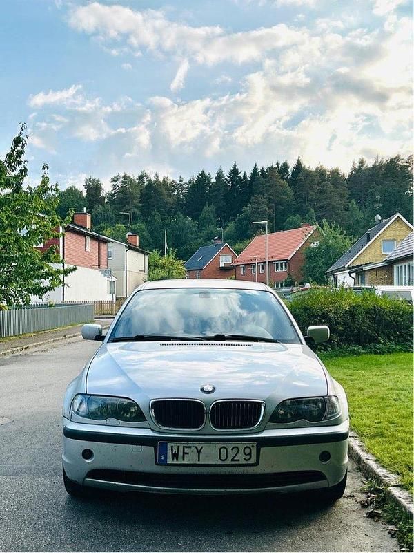 Grå Begagnad 2005 BMW 320 Sedan | 32 000 kr (Superpris) - Bild 1/4