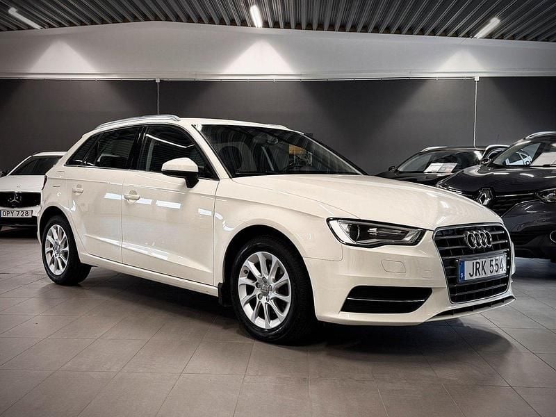 Vit Begagnad 2015 Audi A3 Sportback Attraction Halvkombi | 114 900 kr (Marknadspris) - Bild 1/4