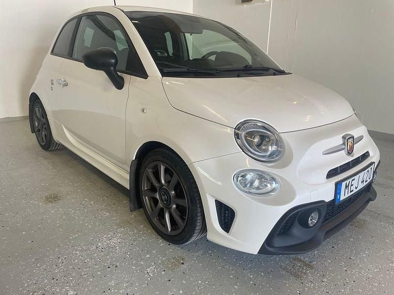 Vit Begagnad 2018 Abarth 595 Halvkombi | 119 900 kr (Marknadspris) - Bild 1/4