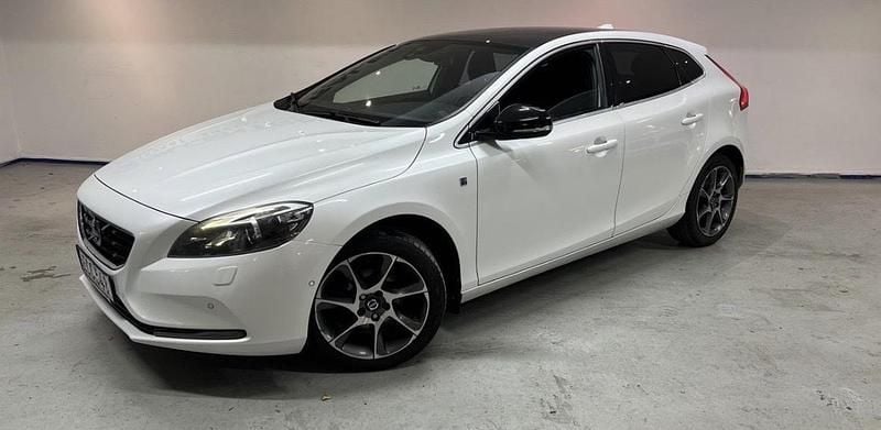 Vit Begagnad 2015 Volvo V40 Ocean Race Kombi | 129 000 kr (Marknadspris) - Bild 1/4