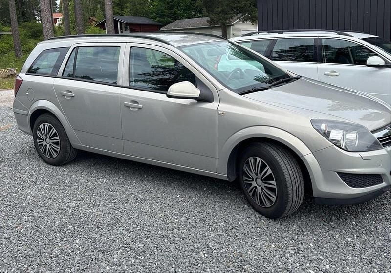 Grå Begagnad 2011 Opel Astra Kombi | 43 000 kr (Bra pris) - Bild 1/4