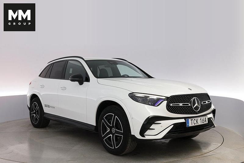 Vit Begagnad 2024 Mercedes GLC300e AMG line SUV | 695 000 kr (Bra pris) - Bild 1/4
