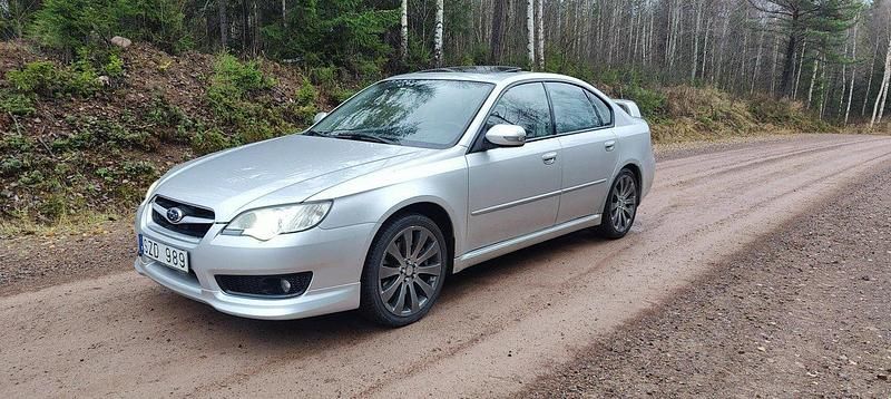Silver Begagnad 2007 Subaru Legacy Sedan | 38 000 kr (Marknadspris) - Bild 1/4