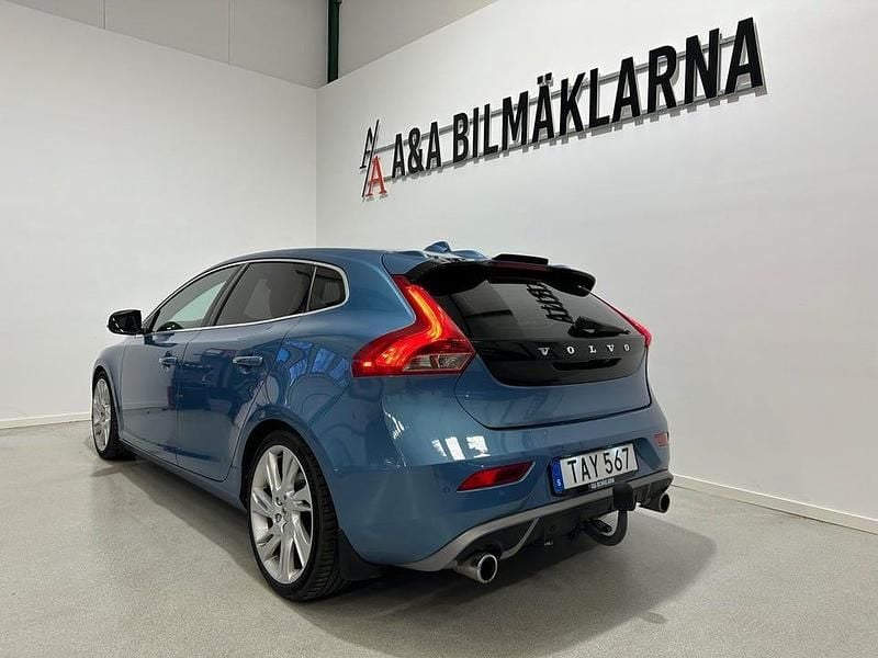 Begagnad Volvo V40 R-Design Momentum 120 HK (88 kW) 2015 Blå Halvkombi