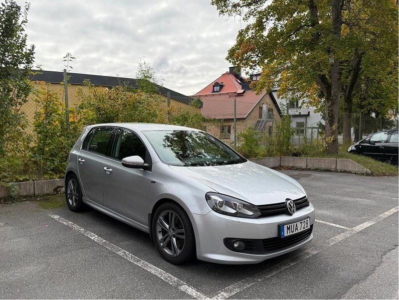 Silver Begagnad 2013 VW Golf VII R-line Halvkombi | 90 000 kr (Bra pris) - Bild 1/4