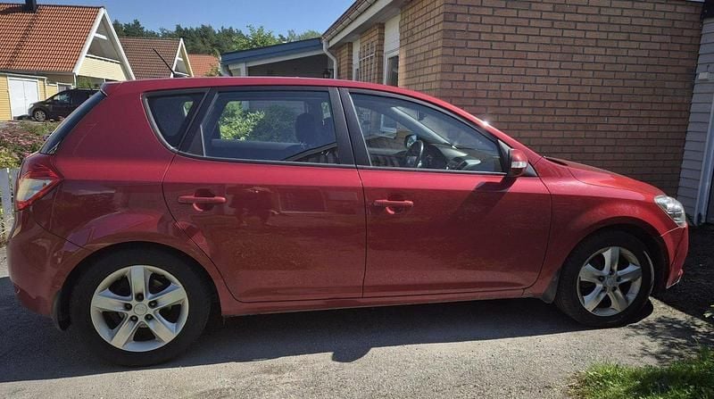 Röd Begagnad 2011 Kia Ceed Halvkombi | 37 000 kr (Superpris) - Bild 1/1