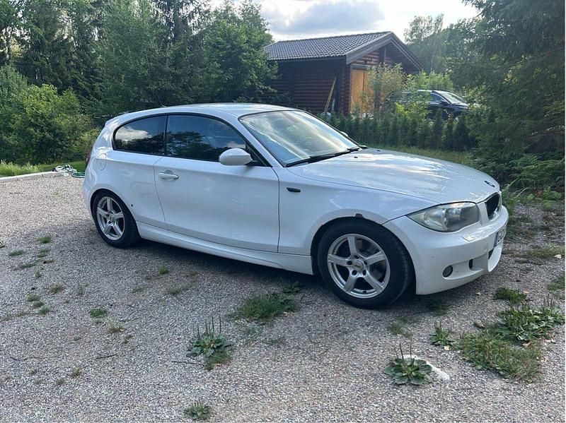 Vit Begagnad 2007 BMW 120 Advantage Halvkombi | 37 000 kr (Dyr) - Bild 1/4