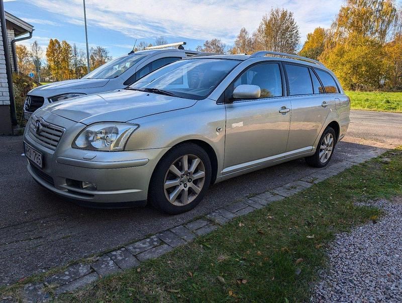 Silver Begagnad 2005 Toyota Avensis Kombi | 21 000 kr (Marknadspris) - Bild 1/4