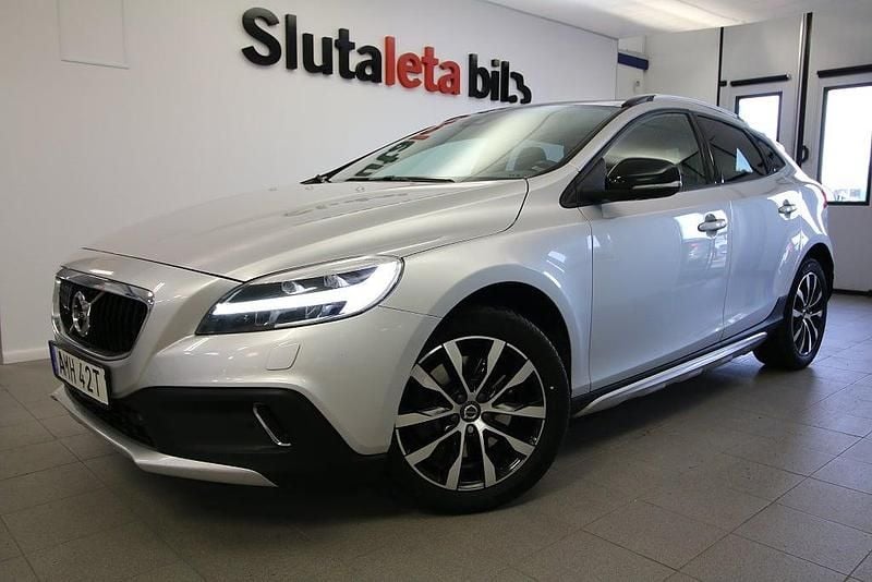Silver Begagnad 2019 Volvo V40 CC Kombi | 189 900 kr (Marknadspris) - Bild 1/4