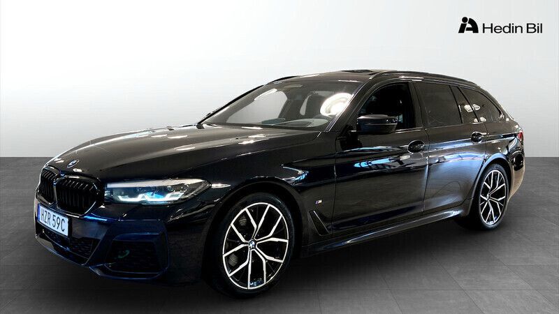 Svart Begagnad 2021 BMW 520 M Sport Kombi | 329 900 kr (Marknadspris) - Bild 1/4