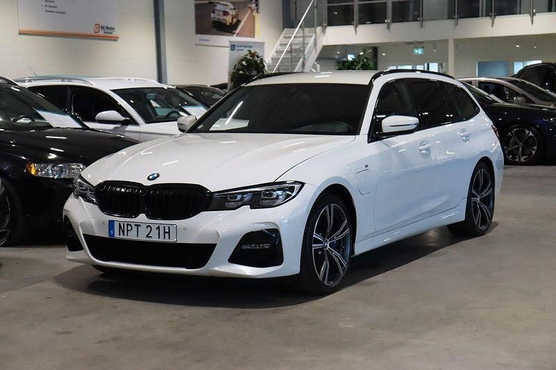 Vit Begagnad 2020 BMW 330e M Sport Kombi | 349 800 kr (Dyr) - Bild 1/4