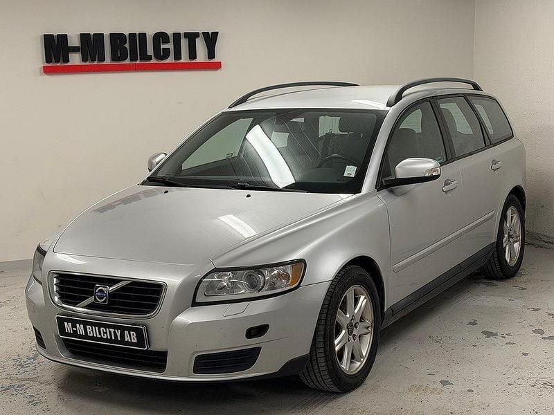 Ljusgrå Begagnad 2008 Volvo V50 Kinetic Kombi | 39 900 kr (Marknadspris) - Bild 1/4