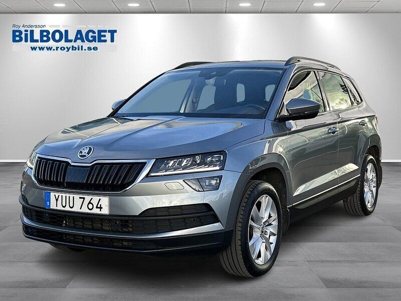 Grå Begagnad 2018 Skoda Karoq SUV | 249 800 kr (Marknadspris) - Bild 1/4