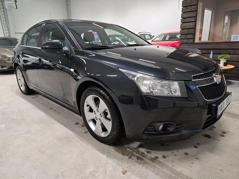 Begagnad Chevrolet Cruze 131 HK (96 kW) 2013 Svart (svart metallic) Halvkombi