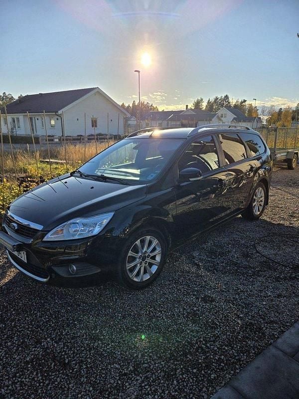 Svart Begagnad 2010 Ford Focus Titanium Kombi | 29 900 kr (Marknadspris) - Bild 1/3
