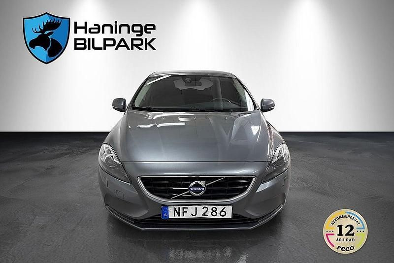 Begagnad Volvo V40 Momentum 150 HK (110 kW) 2016 Grå Halvkombi