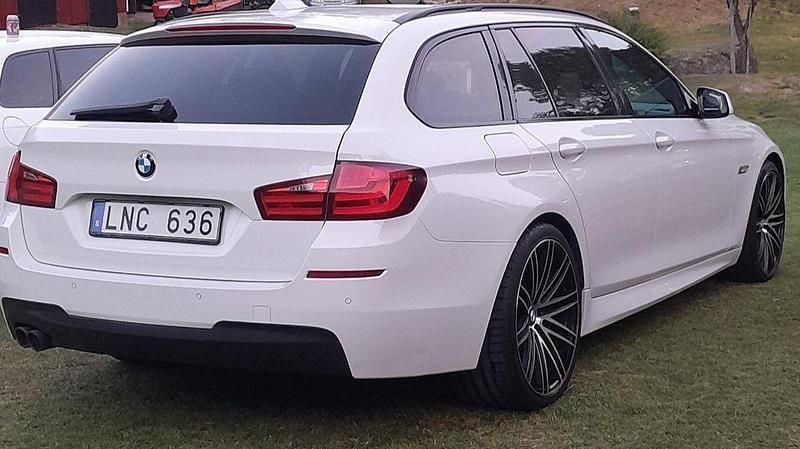 Vit Begagnad 2012 BMW 520 M Sport Kombi | 109 000 kr (Marknadspris) - Bild 1/4