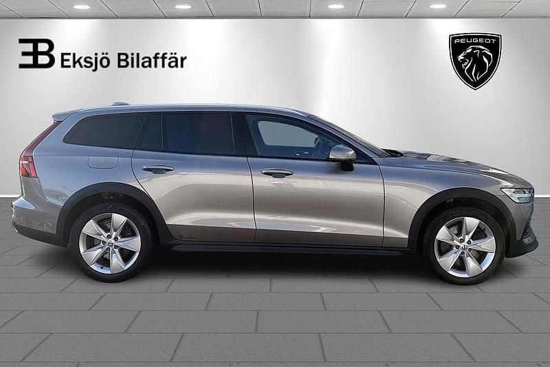 Begagnad Volvo V60 CC Momentum 190 HK (139 kW) 2019 Grå metallic Kombi