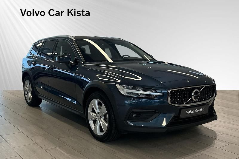 Mörkblå Begagnad 2023 Volvo V60 CC Core Kombi | 399 900 kr (Marknadspris) - Bild 1/4