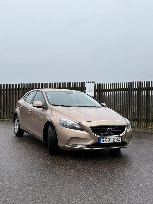 Ljusbrun metallic Begagnad 2013 Volvo V40 Kinetic Halvkombi | 79 500 kr (Marknadspris) - Bild 1/4