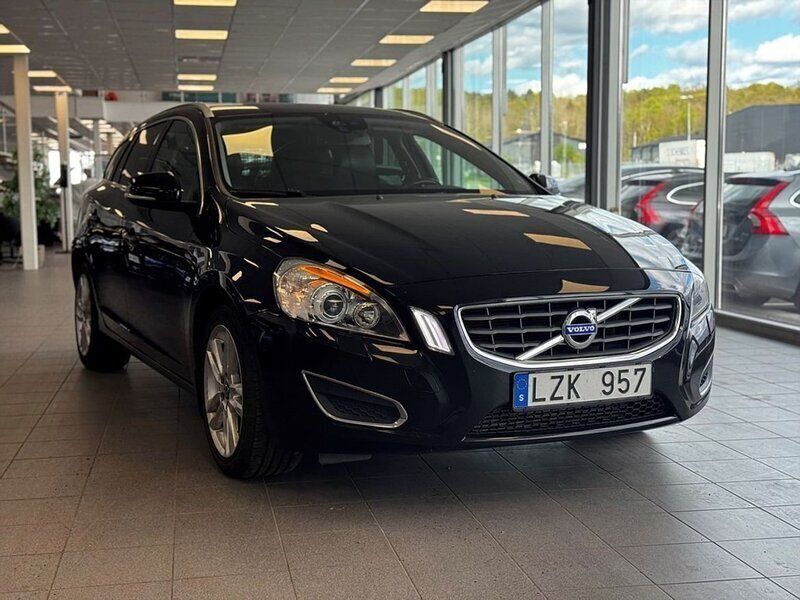 Svart Begagnad 2012 Volvo V60 Momentum Kombi | 109 900 kr (Bra pris) - Bild 1/4
