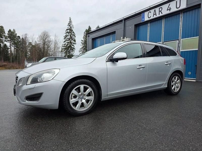 Grå Begagnad 2011 Volvo V60 Momentum Kombi | 74 900 kr (Bra pris) - Bild 1/4