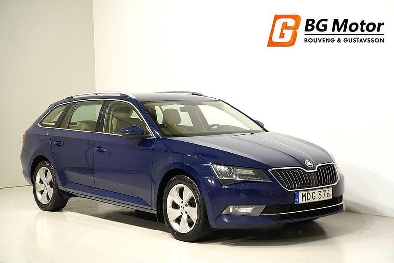 Blå Begagnad 2015 Skoda Superb Style Kombi | 129 900 kr (Marknadspris) - Bild 1/4