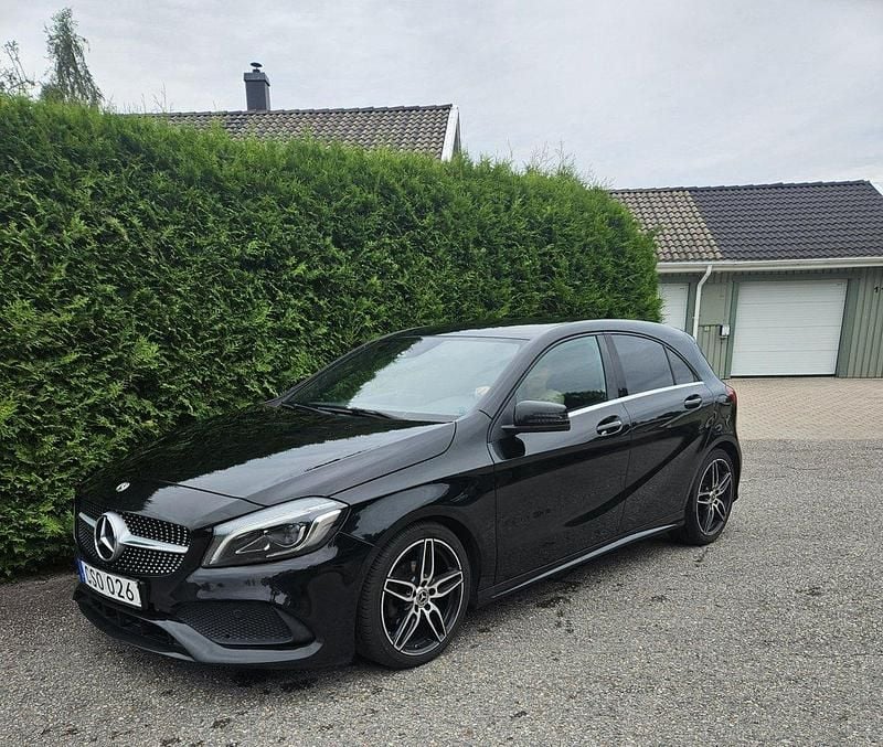 Svart Begagnad 2018 Mercedes A180 Style Halvkombi | 163 000 kr (Marknadspris) - Bild 1/4