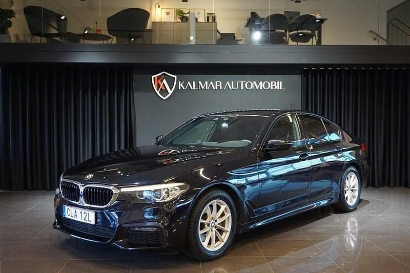 Svart Begagnad 2019 BMW 520 M Sport Sedan | 329 900 kr (Superpris) - Bild 1/4