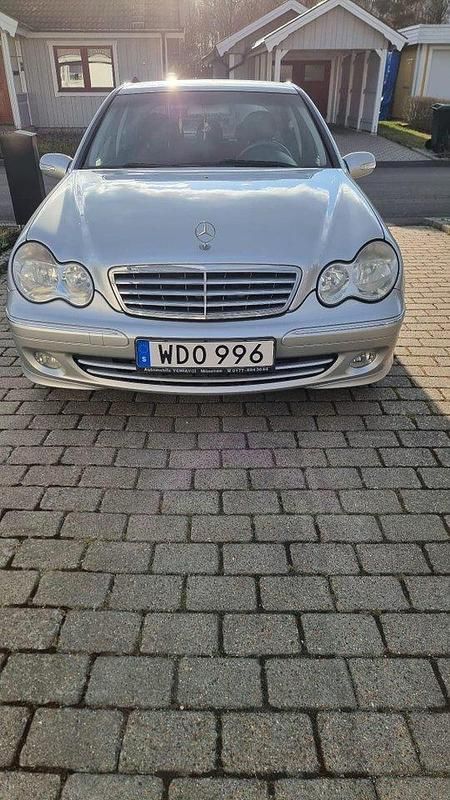 Silver Begagnad 2004 Mercedes C200 Elegance Sedan | 40 000 kr - Bild 1/4