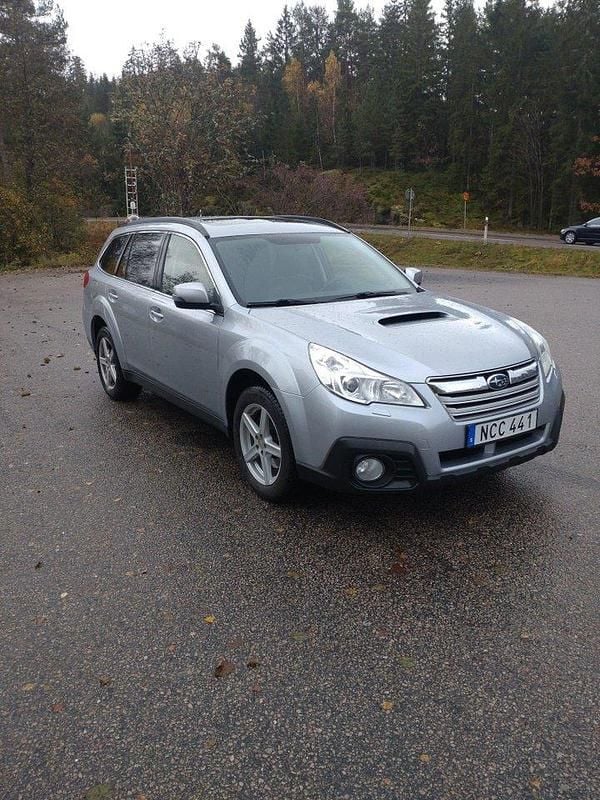 Silver Begagnad 2014 Subaru Outback SUV | 73 000 kr (Bra pris) - Bild 1/4