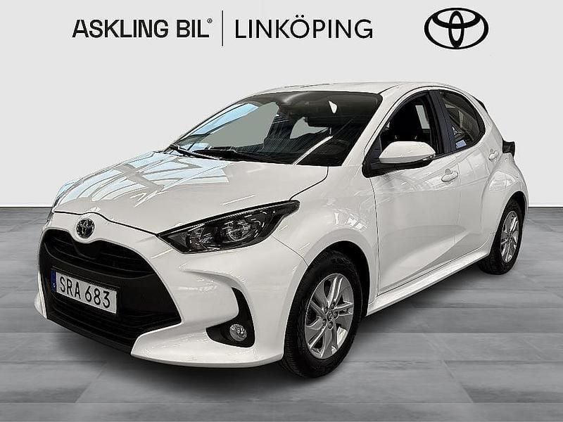 Vit Begagnad 2023 Toyota Yaris Hybrid Active Halvkombi | 209 000 kr (Marknadspris) - Bild 1/3
